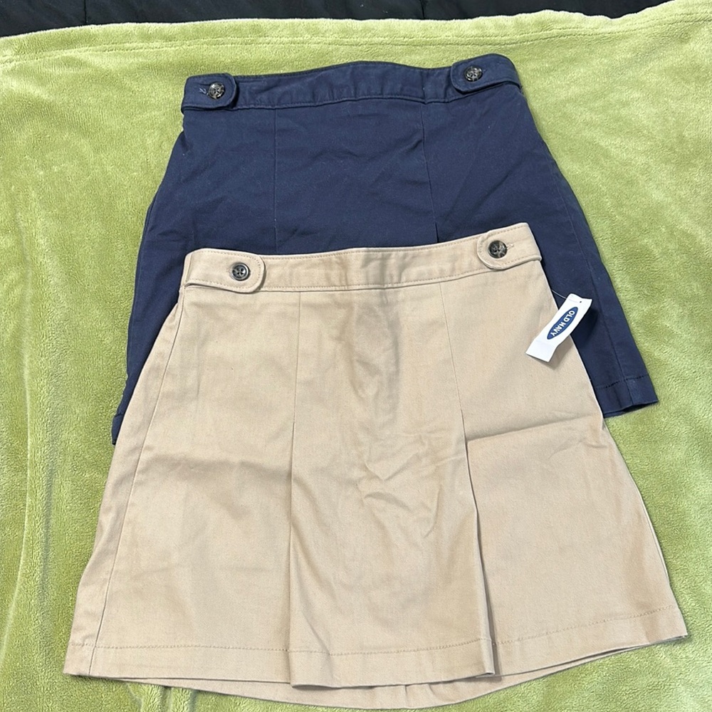 Old navy girl uniform skirts. 1 navy, 1 khaki, size 14 and 1 pair of pants